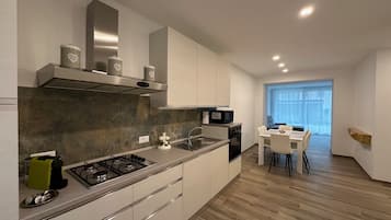 Microonde, forno, piano cottura, lavastoviglie