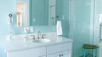 Regadera, secadora de cabello, toallas