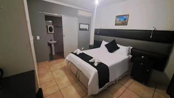 Chambre Double, patio, vue montagne | Bureau, espace de travail pour ordinateur portable