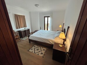 2 makuuhuonetta, silitysrauta/-lauta, ilmainen Wi-Fi, vuodevaatteet