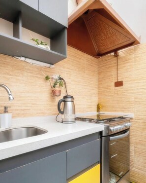 Full-size fridge, microwave, oven, stovetop