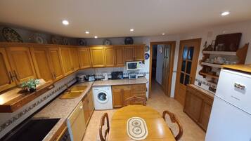 Microondas, horno, placa de cocina y lavavajillas