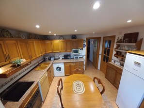 Microondas, horno, placa de cocina y lavavajillas