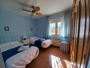 4 habitaciones, tabla de planchar con plancha, wifi y ropa de cama 