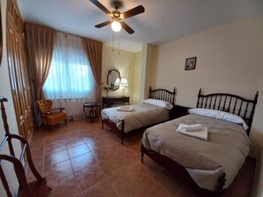 4 bedrooms, iron/ironing board, WiFi, bed sheets