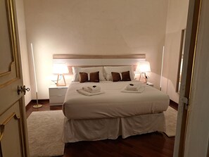 2 chambres, bureau, fer et planche à repasser, lit de bébé portatif