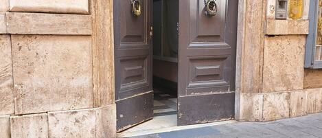 تفاصيل الفندق من الخارج