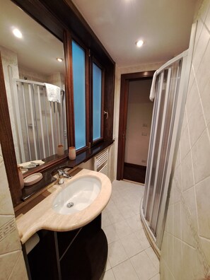 Douche, séchoir à cheveux, bidet, serviettes fournies