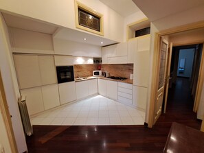 Jääkaappi, mikroaaltouuni, uuni, liesi