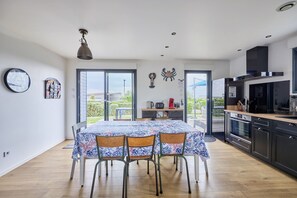 Geladeira, micro-ondas, fogão, lava-louças