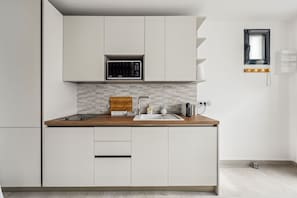 Kühlschrank, Mikrowelle, Wasserkocher mit Kaffee-/Teezubehör