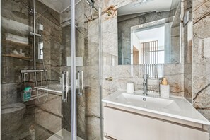 Articles de toilette gratuits, sèche-cheveux, serviettes fournies