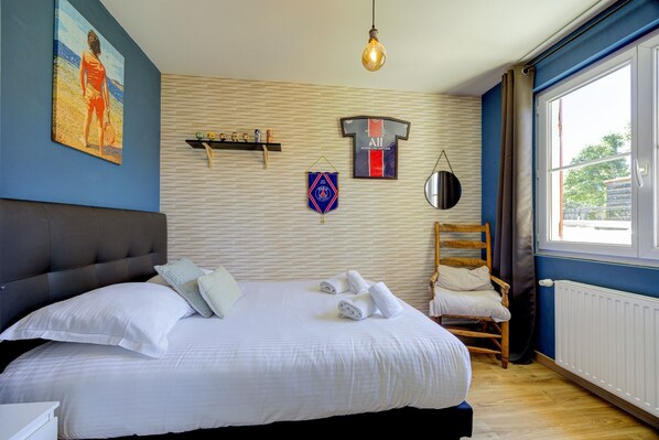 5 bedrooms, iron/ironing board, free WiFi, bed sheets