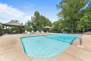 Outdoor pool - Cozy Wooded Retreat-1 mile from Silver Dollar City! (Reeds Spring, Mo)