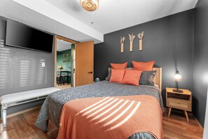 1 bedroom, iron/ironing board, free WiFi, bed sheets - Cozy Wooded Retreat-1 mile from Silver Dollar City! (Reeds Spring, Mo)