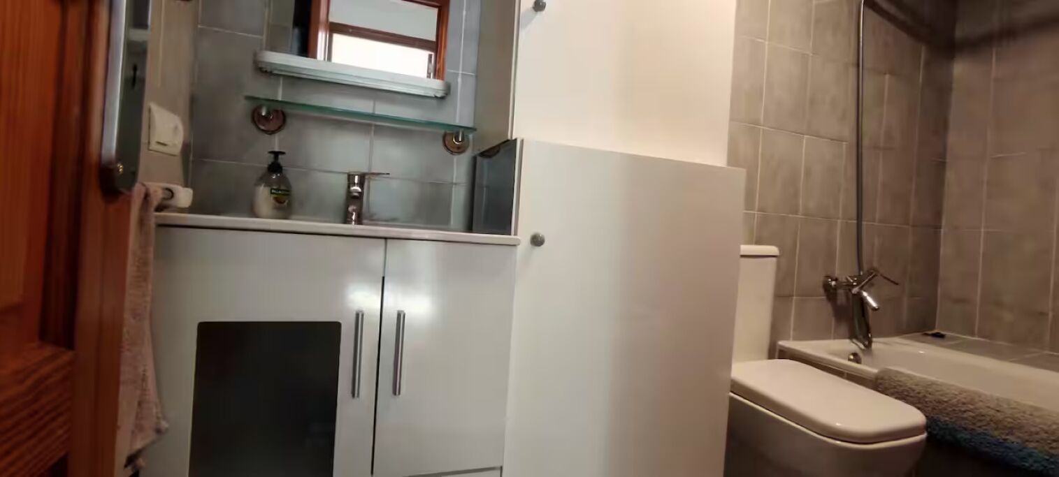 Une salle de bain avec des toilettes, un lavabo et une baignoire.