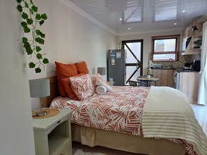 1 bedroom, desk, free WiFi, bed sheets