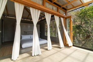 4 habitaciones, tabla de planchar con plancha, wifi y ropa de cama 