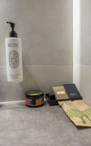 Serviettes fournies, savon, papier toilette