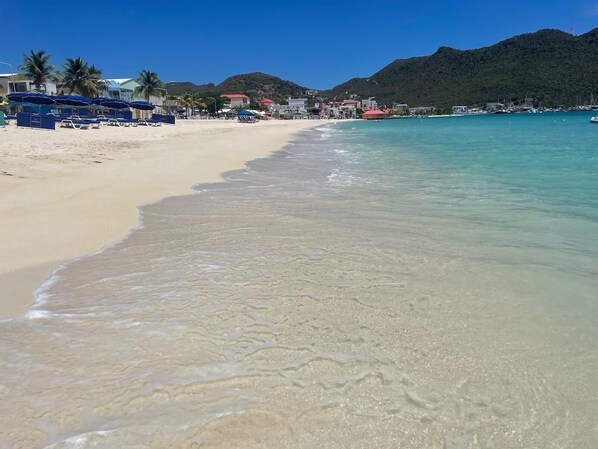 On the beach - 2-bedroom apartment, sea view terrace in marvelous Point Blanche, 2 BA, AC, WIFI (Pointe Blanche)