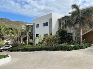 Property grounds - 2-bedroom apartment, sea view terrace in marvelous Point Blanche, 2 BA, AC, WIFI (Pointe Blanche)