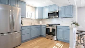 Microondas, horno, placa de cocina, lavavajillas
