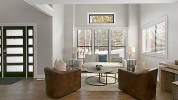 Een smart-tv en een open haard