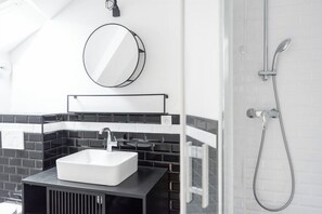 Shower, hair dryer, towels