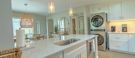 ثلاجة، ميكروويف، فرن، موقد طهي مسطح