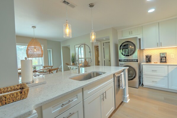 Køleskab, mikrobølgeovn, ovn, kogeplade