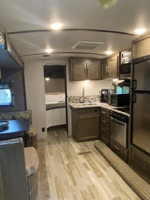 Interior - Cozy 2-bedroom RV with WiFi, AC in delightful Branson (Branson)