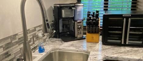 Kylskåp, mikrovågsugn, ugn och spishäll