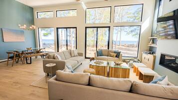 Smart TV, fireplace