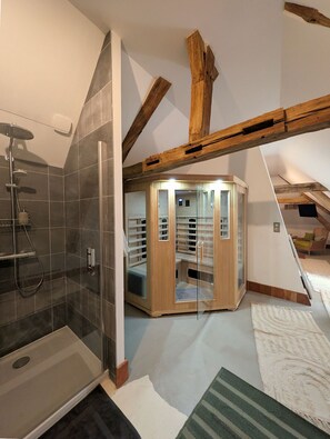 2 bedrooms, iron/ironing board, travel cot, WiFi