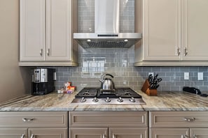 Réfrigérateur, micro-ondes, plaque de cuisson, lave-vaisselle