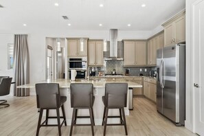 Réfrigérateur, micro-ondes, plaque de cuisson, lave-vaisselle