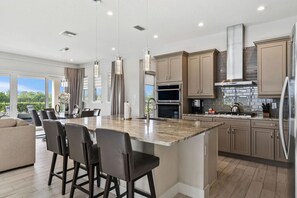 Réfrigérateur, micro-ondes, plaque de cuisson, lave-vaisselle