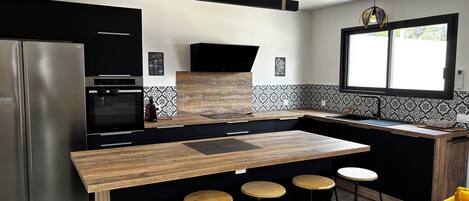 Een koelkast, een microgolfoven, een oven, een kookplaat