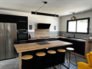 Kühlschrank, Mikrowelle, Ofen, Herdplatte