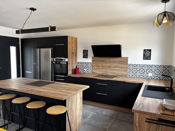 Kühlschrank, Mikrowelle, Ofen, Herdplatte