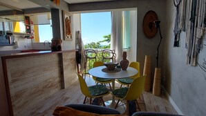 Una cocina moderna con encimera de madera y una zona de comedor con sillas amarillas y una mesa redonda.