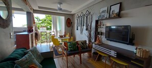 Comfort Apartment | Living area | 40-inch Smart TV with digital channels, Netflix, streaming services - COBAR0107 - Edifício Praia Ville (Salvador)