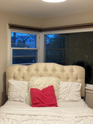 2 slaapkamers, een bureau, een strijkplank/strijkijzer, reisbedje