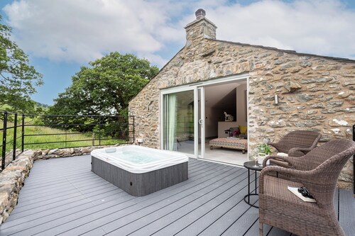 The Dog House -with hot tub and stunning far reaching views