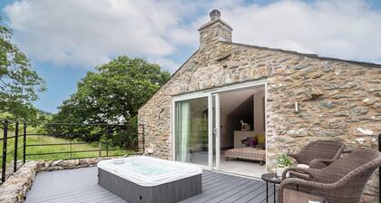 The Dog House -with hot tub and stunning far reaching views