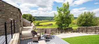 The Dog House -with hot tub and stunning far reaching views