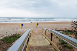 Beach - Beautiful Seaside Getaway with 2-bedrooms,  WiFi, Cable and AC in  Ormond Beach! (Ormond Beach)