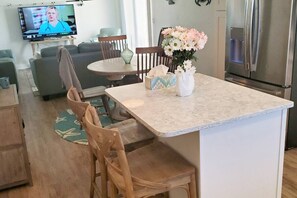 Dining - Beautiful Seaside Getaway with 2-bedrooms,  WiFi, Cable and AC in  Ormond Beach! (Ormond Beach)