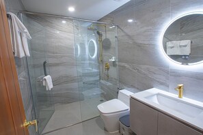 Deluxe-Doppel- oder -Zweibettzimmer, Balkon, Stadtblick | Badezimmer | Dusche, kostenlose Toilettenartikel, Haartrockner, Hausschuhe