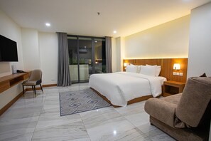 Quarto casal ou duplo luxo, sacada, vista para a cidade | Cofres nos quartos, espaço de trabalho para notebook, Wi-Fi de cortesia